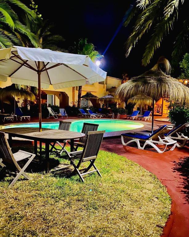 Bazén v ubytování Appart Hotel Villamar nebo v jeho okolí
