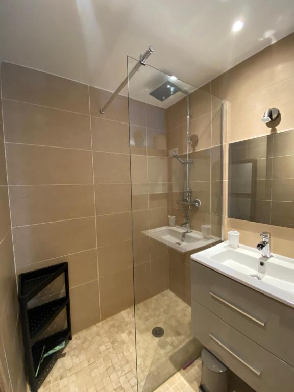 Koupelna v ubytování Agréable studio proche StTropez Piscine et Tennis