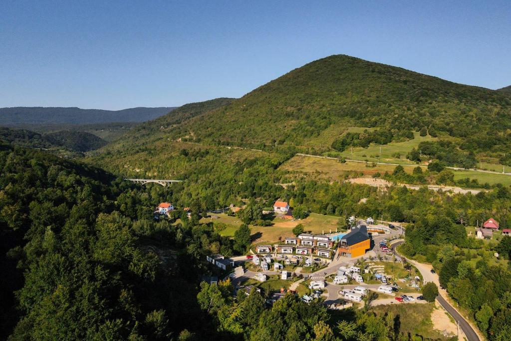 una vista aérea de un complejo en una montaña en Mobile Homes Camping Plitvice en Smoljanac
