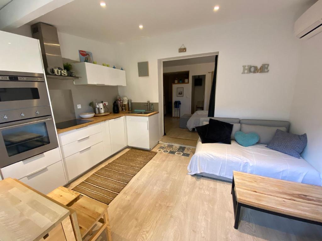 Kuchyň nebo kuchyňský kout v ubytování Agréable studio proche StTropez Piscine et Tennis
