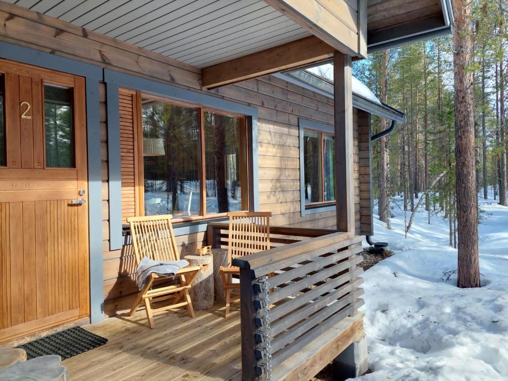 um camarote com duas cadeiras e uma mesa num deque em Kantokelo B2 em Ylläsjärvi