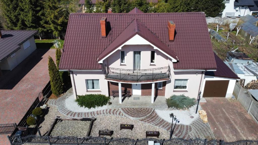 widok na dach domu z czerwonym dachem w obiekcie Willa Ola w mieście Nadole