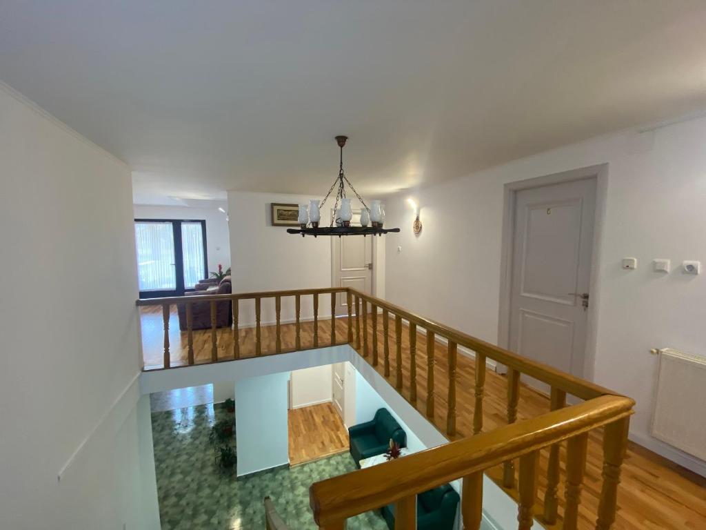 een woonkamer met een glazen tafel en een trap bij Casa Laur in Mănăstirea Humorului
