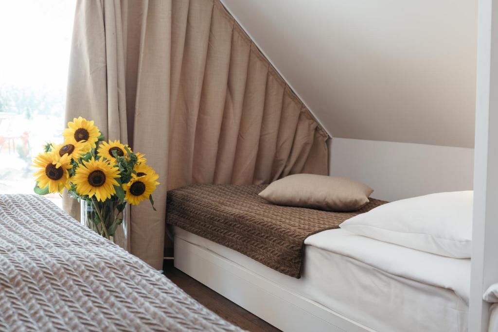 Ein Bett oder Betten in einem Zimmer der Unterkunft Hotel Ajda Depandance Prekmurska Vas - Terme 3000 - Sava Hotels & Resorts