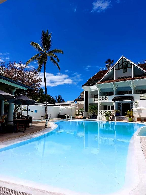a large swimming pool in front of a house at Le Nautile Beachfront in Saint-Gilles-les-Bains
