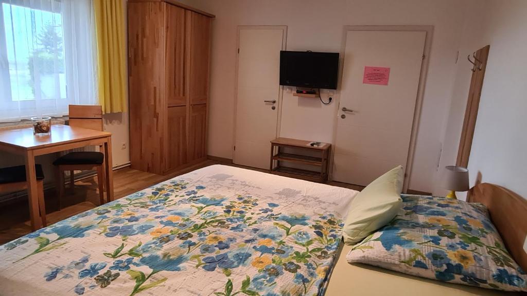 Postel nebo postele na pokoji v ubytování Frühstückspension Täuber