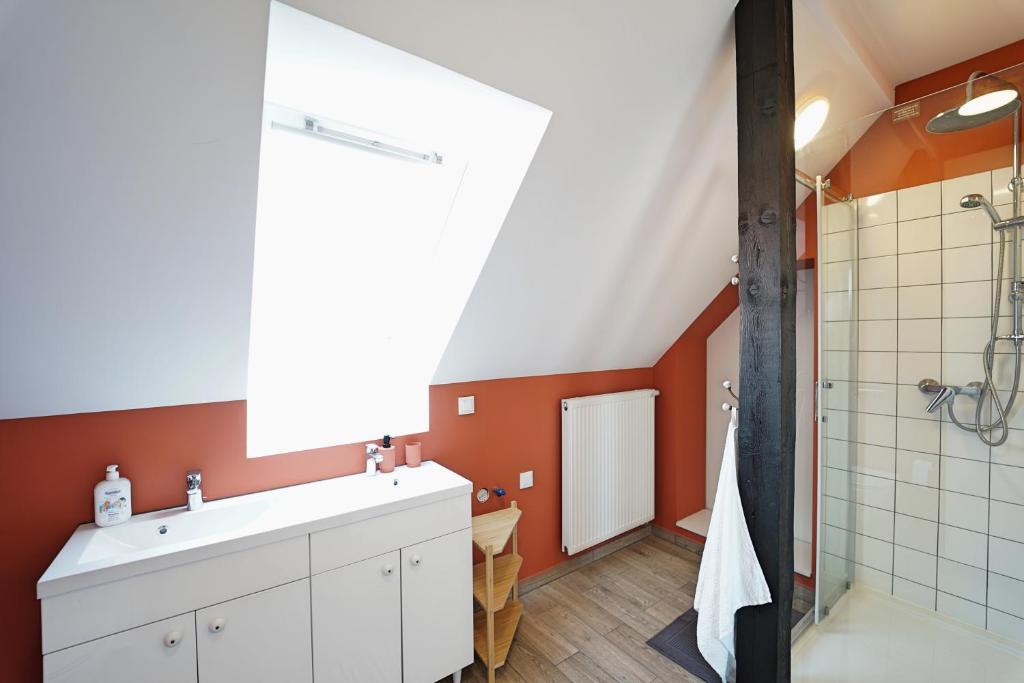 Kúpeľňa v ubytovaní Apartamenty EverySky Szklarska Poręba - 1 go Maja 13