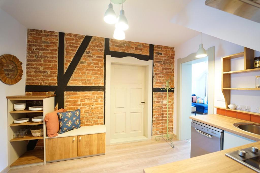 Kuchyňa alebo kuchynka v ubytovaní Apartamenty EverySky Szklarska Poręba - 1 go Maja 13