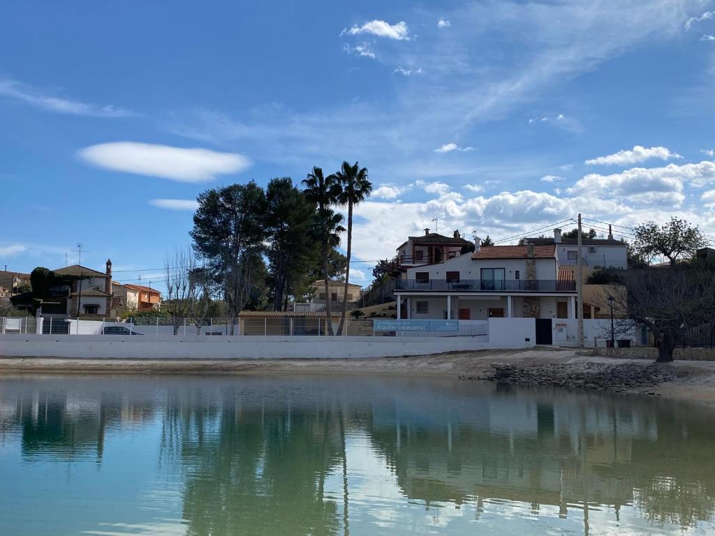 un bacino idrico con case e palme di Las Palmeras Casa Rural a Navarrés