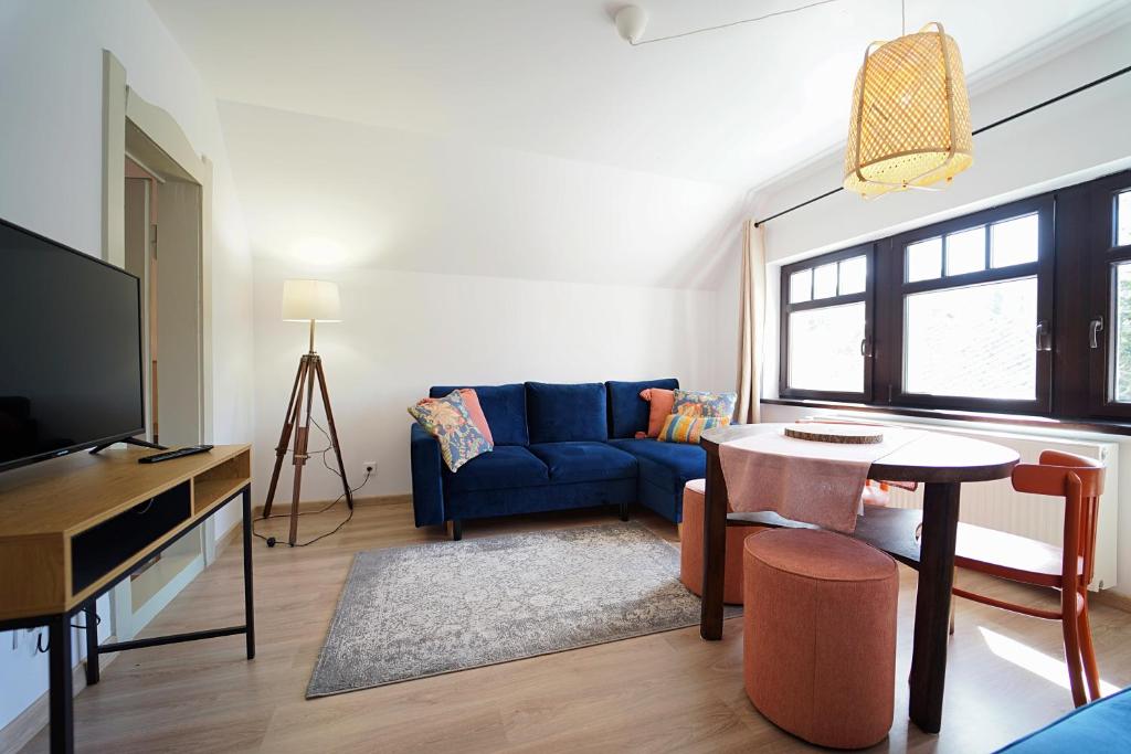 Televízia a/alebo spoločenská miestnosť v ubytovaní Apartamenty EverySky Szklarska Poręba - 1 go Maja 13