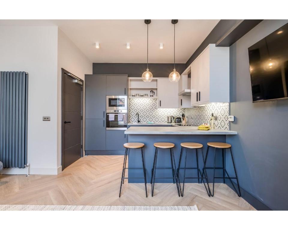 A kitchen or kitchenette at Central Belfast Apartments: University Street