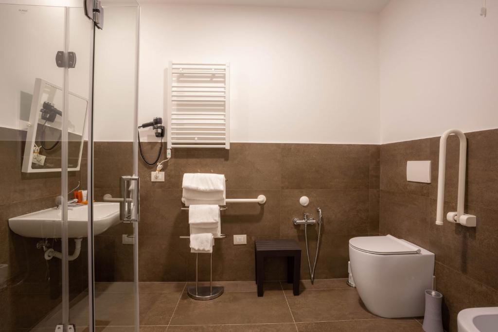 Koupelna v ubytování V Hotel