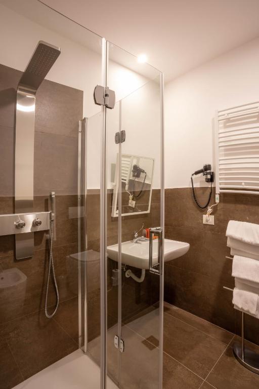 Koupelna v ubytování V Hotel