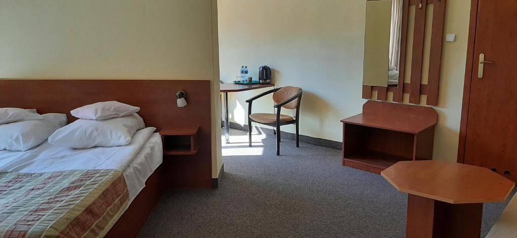 Postel nebo postele na pokoji v ubytování Hotel Kopernik