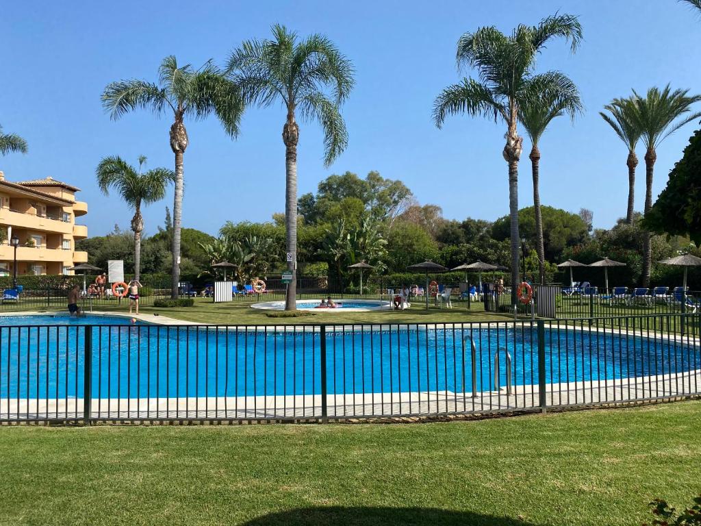 2 Bed Apartment Sleeps 4 - Pool Access - Garden