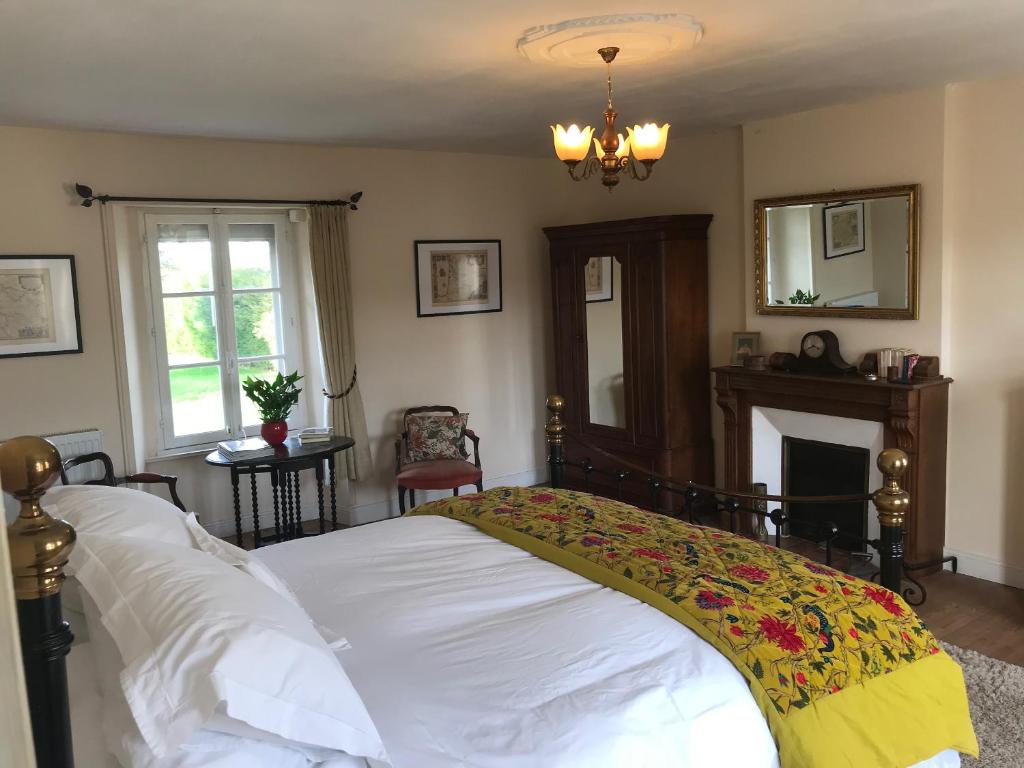 a bedroom with a large white bed in a room at Mis Harand in Litteau