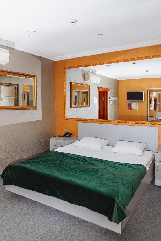 Postel nebo postele na pokoji v ubytování Viktoriya Family Hotel Restaurant complex