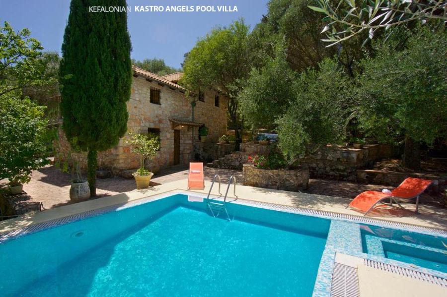 Bazén v ubytování Kefalonian Luxury Villas nebo v jeho okolí