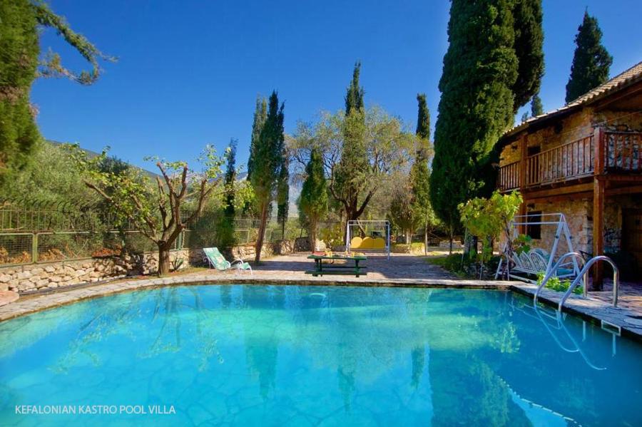 Bazén v ubytování Kefalonian Luxury Villas nebo v jeho okolí