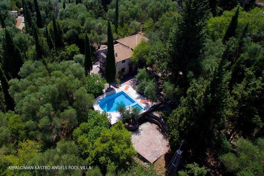 Bazén v ubytování Kefalonian Luxury Villas nebo v jeho okolí