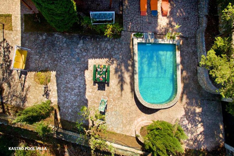 Bazén v ubytování Kefalonian Luxury Villas nebo v jeho okolí