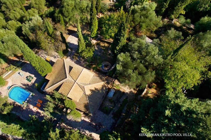 Bazén v ubytování Kefalonian Luxury Villas nebo v jeho okolí