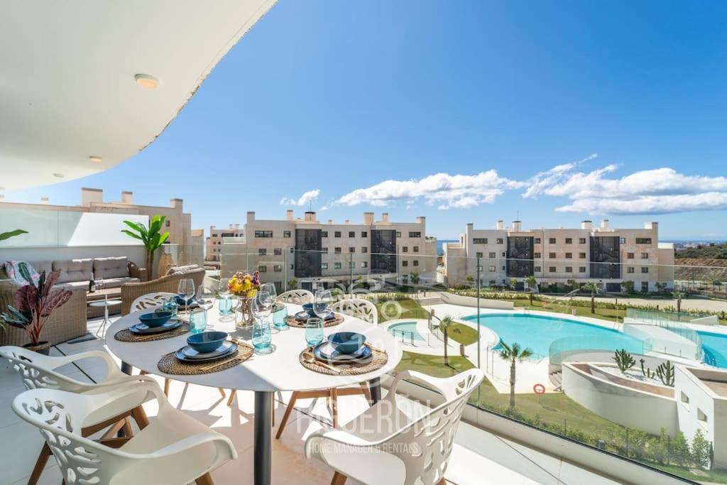The swimming pool at or close to HigueronRentals Skotte