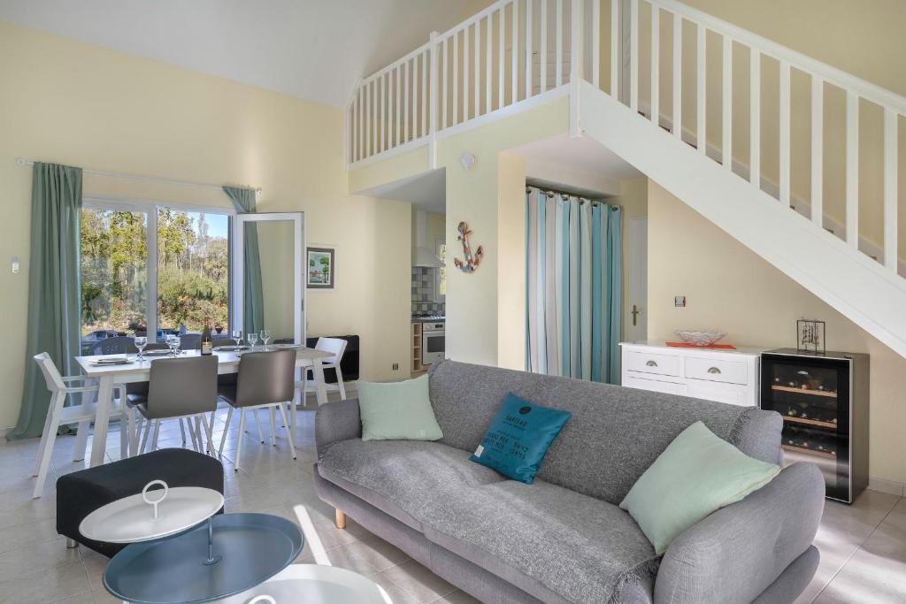 a living room with a couch and a dining room at Maison moderne pour 6 personnes à Sarzeau in Sarzeau