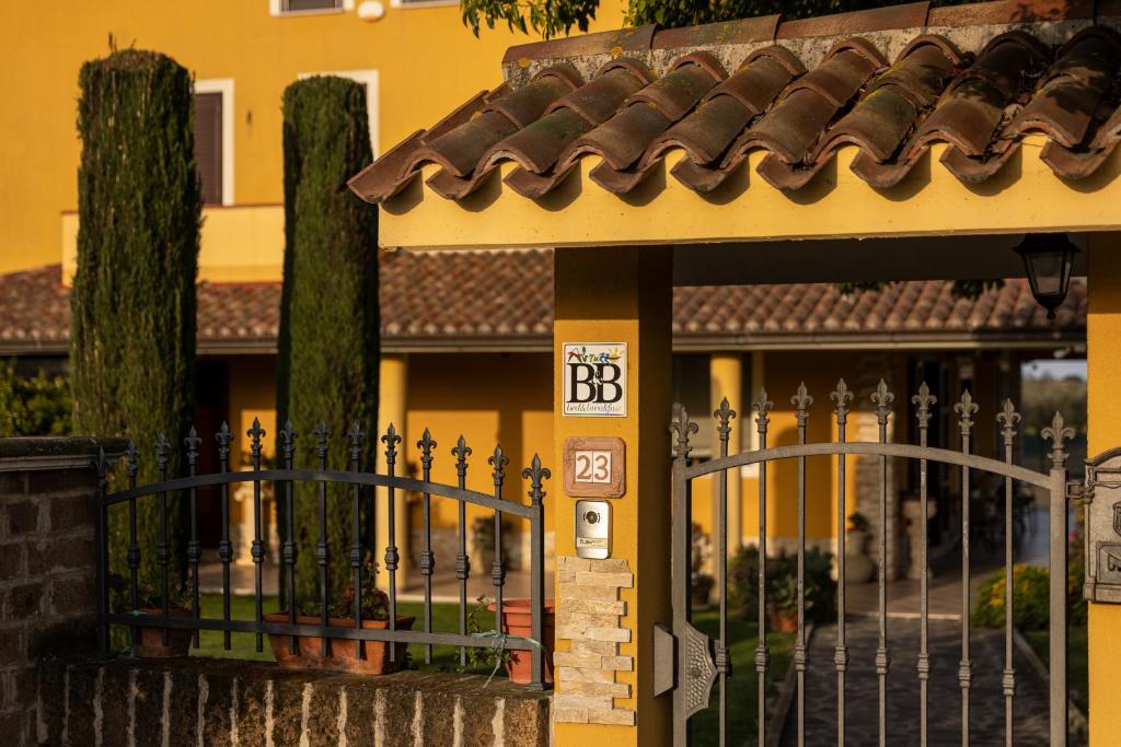 a house with a gate with a sign on it at B&B La Canfora in Atri