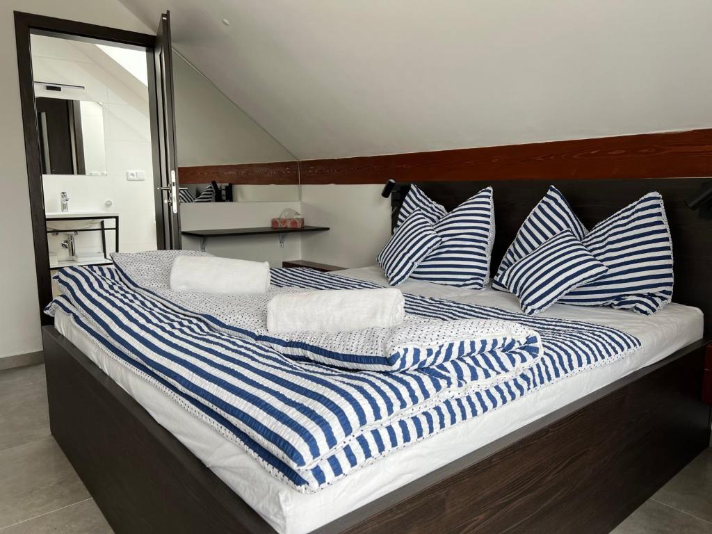 Postel nebo postele na pokoji v ubytování Apartmán D5 Nová Pec