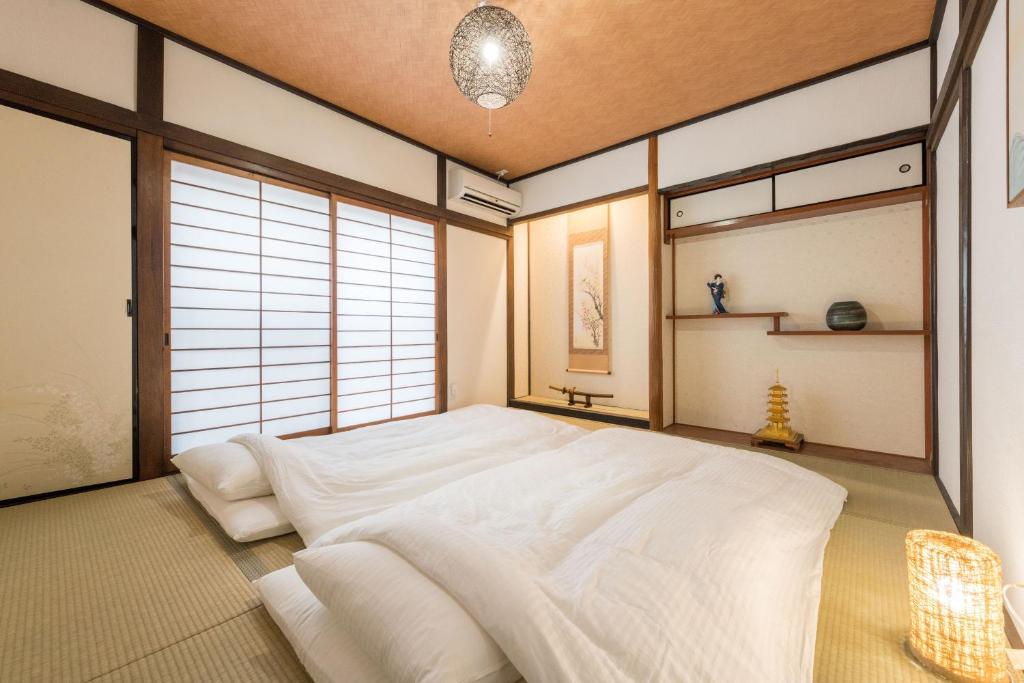 Postel nebo postele na pokoji v ubytování 桜の宿千本 two rooms two toilets