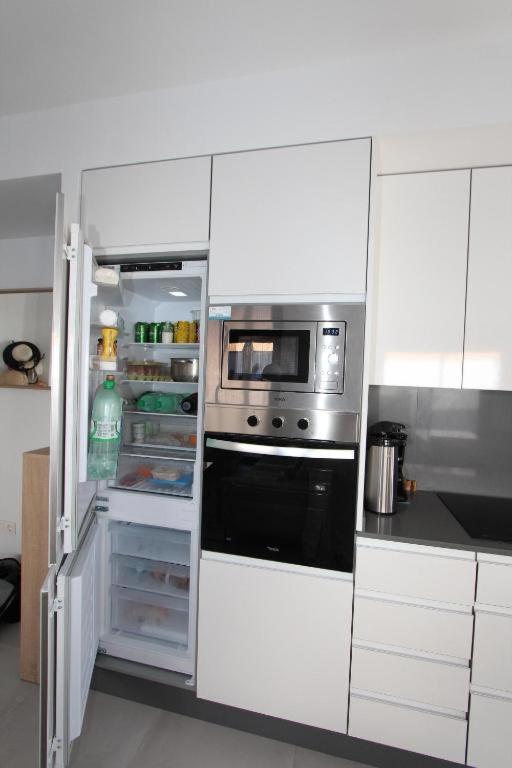 A kitchen or kitchenette at Senika