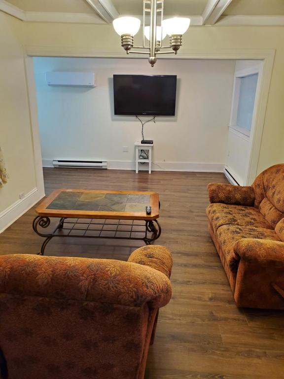 TV a/nebo společenská místnost v ubytování Rothesay Motel
