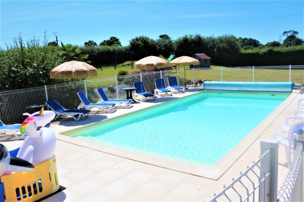 Bazén v ubytování Maison de 2 chambres avec piscine partagee jardin clos et wifi a Nehou nebo v jeho okolí