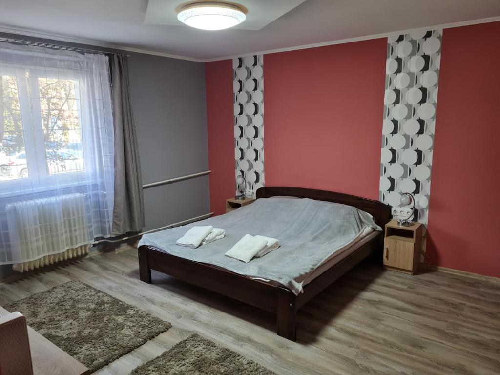 Łóżko lub łóżka w pokoju w obiekcie Tatabánya Újvárosi lakás
