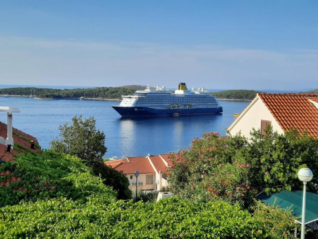 ein großes Kreuzfahrtschiff mit Gebäuden im Wasser in der Unterkunft Sea View Apartment in Hvar