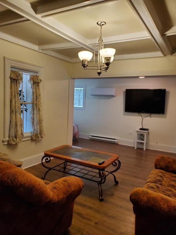 TV a/nebo společenská místnost v ubytování Rothesay Motel