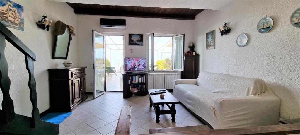 A television and/or entertainment centre at LA VILLA fronte SPIAGGIA BANDIERA BLU