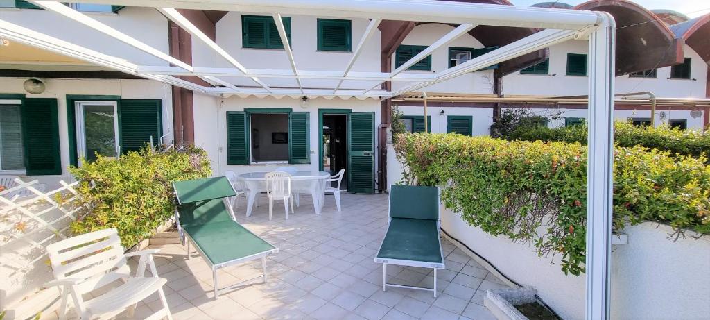 A balcony or terrace at LA VILLA fronte SPIAGGIA BANDIERA BLU