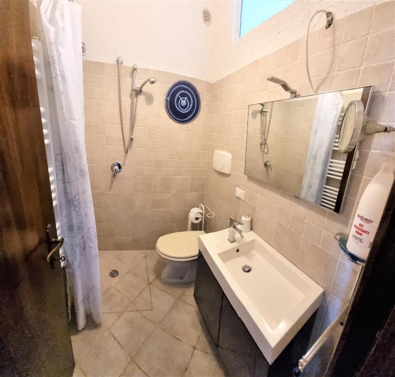 A bathroom at LA VILLA fronte SPIAGGIA BANDIERA BLU