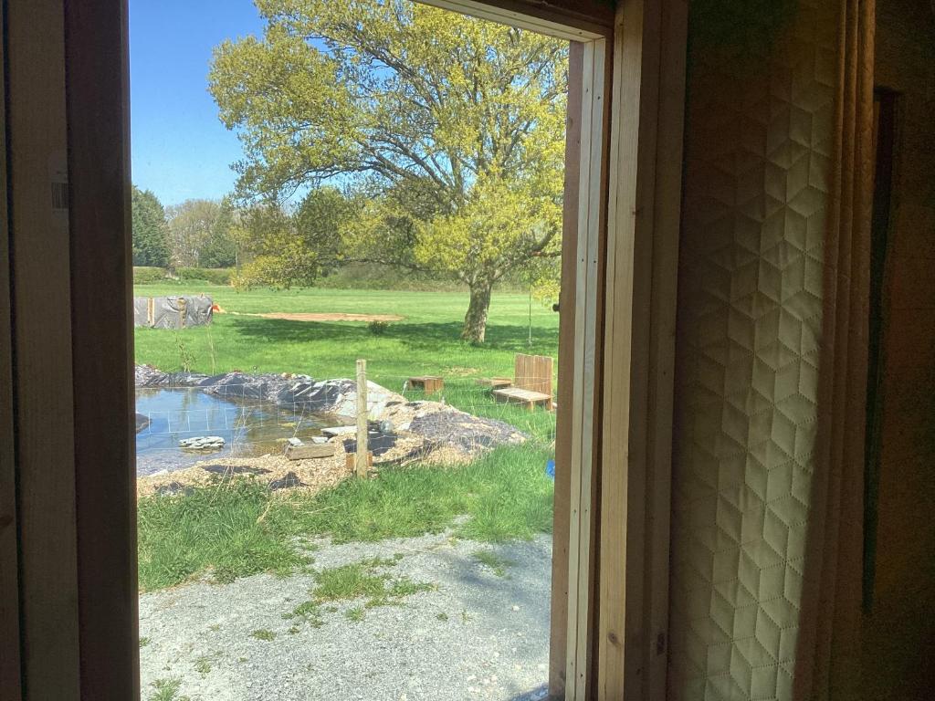 una vista del patio desde una ventana de un campo en Vigo Retreat cabin 2 en Vigo Village