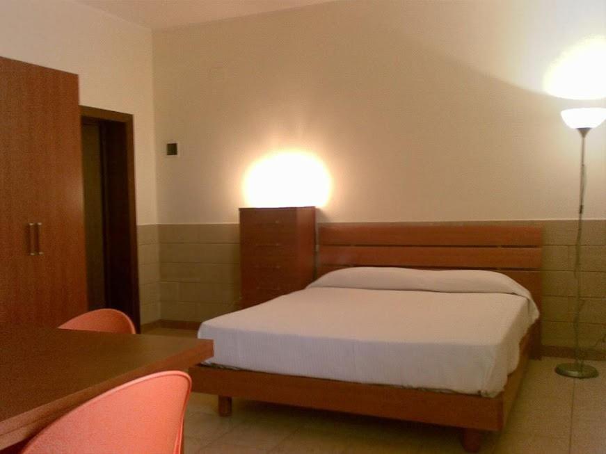 سرير أو أسرّة في غرفة في Oasi degli Angeli