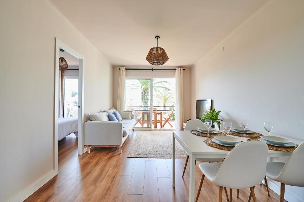 uma sala de estar com mesa e cadeiras e uma sala de jantar em Costa Brava E-4 em Calella de Palafrugell