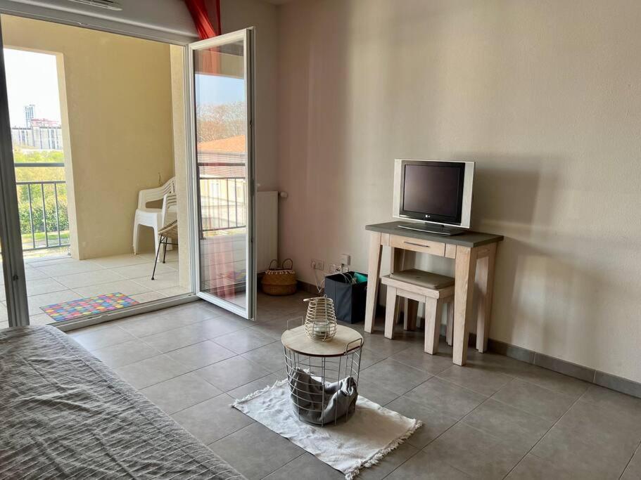 TV a/nebo společenská místnost v ubytování Superbe appartement au porte de Montpellier