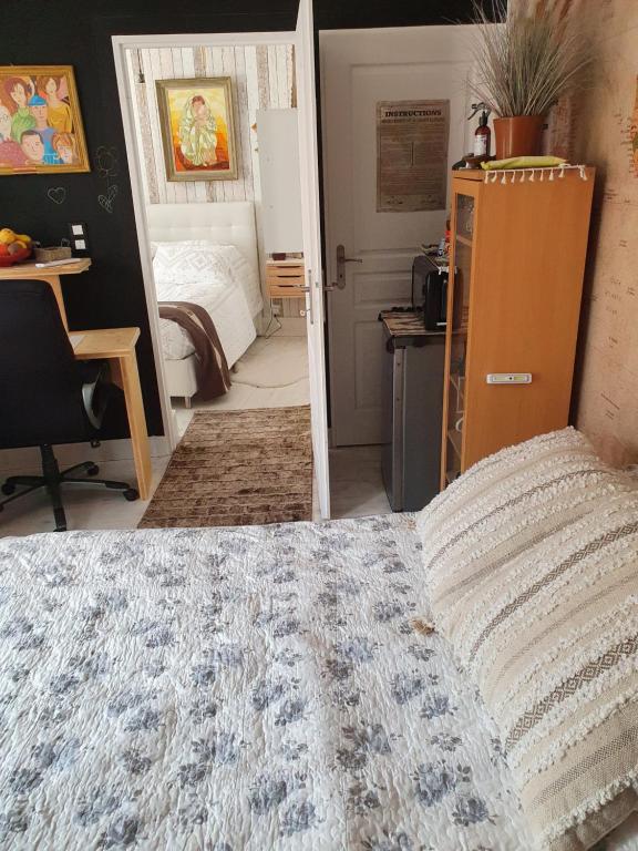 Postel nebo postele na pokoji v ubytování Demeure Prosper 1 chambre d'hôte privative avec petit déjeuner compris