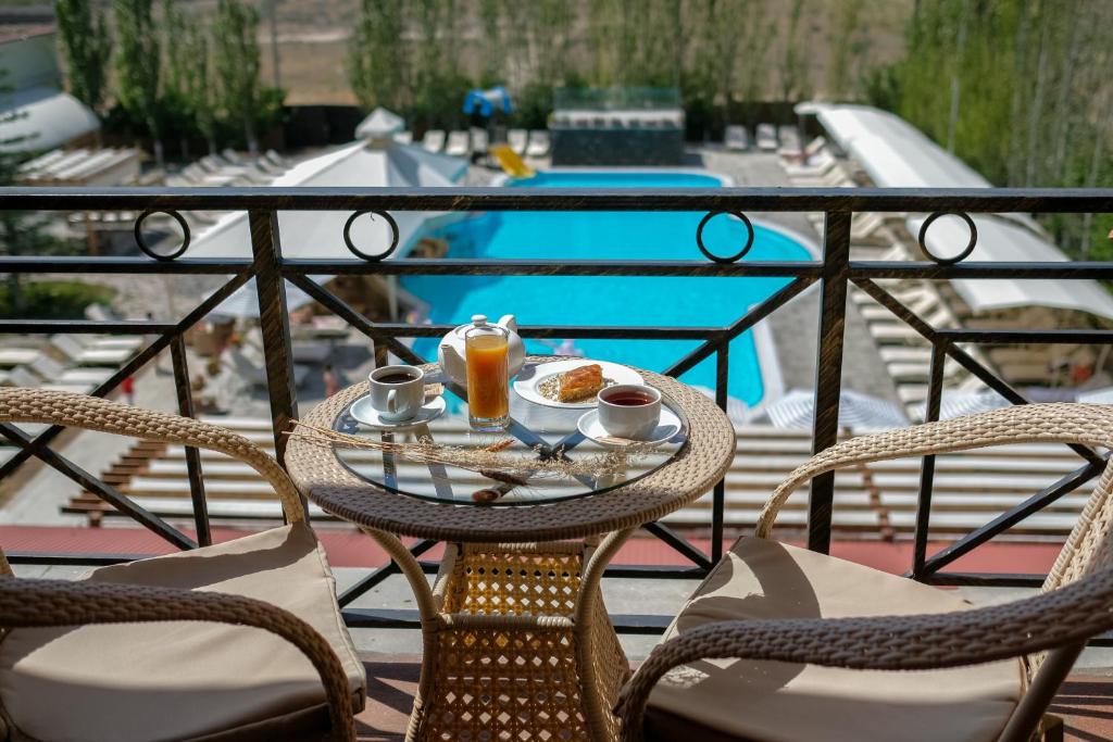 Bazén v ubytování Caucasus Hotel nebo v jeho okolí