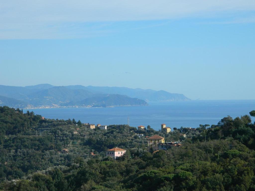 カモーリにあるMonolocale Fattorialmare Giallaの丘陵からの湖の景色