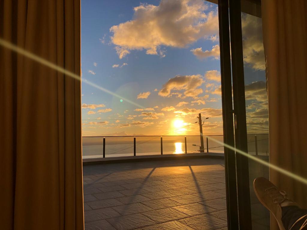 Cette chambre avec fenêtre offre une vue sur l'océan. dans l'établissement Calheta Ocean View Family Apartment, à Estreito da Calheta