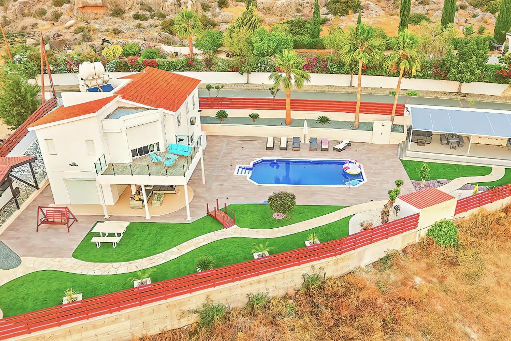 een luchtzicht op een huis met een zwembad bij Villa Prasino in Coral Bay