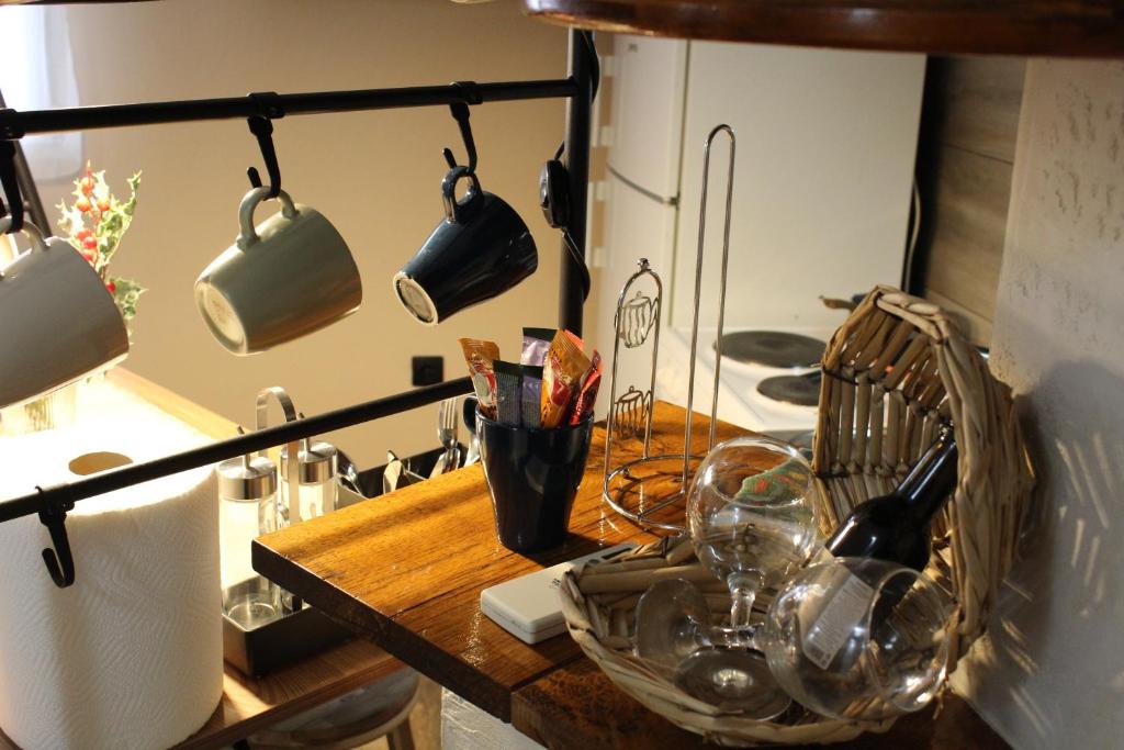 - une cuisine avec une table en bois, des casseroles et des poêles dans l'établissement Apartman AS, à Belgrade